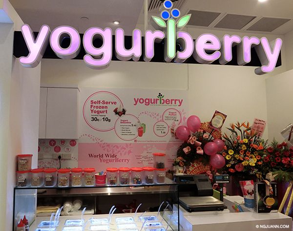 Yogurberry - the new yoghurt chain in Singapore photo CIMG0245_zpsaa4f8418.jpg