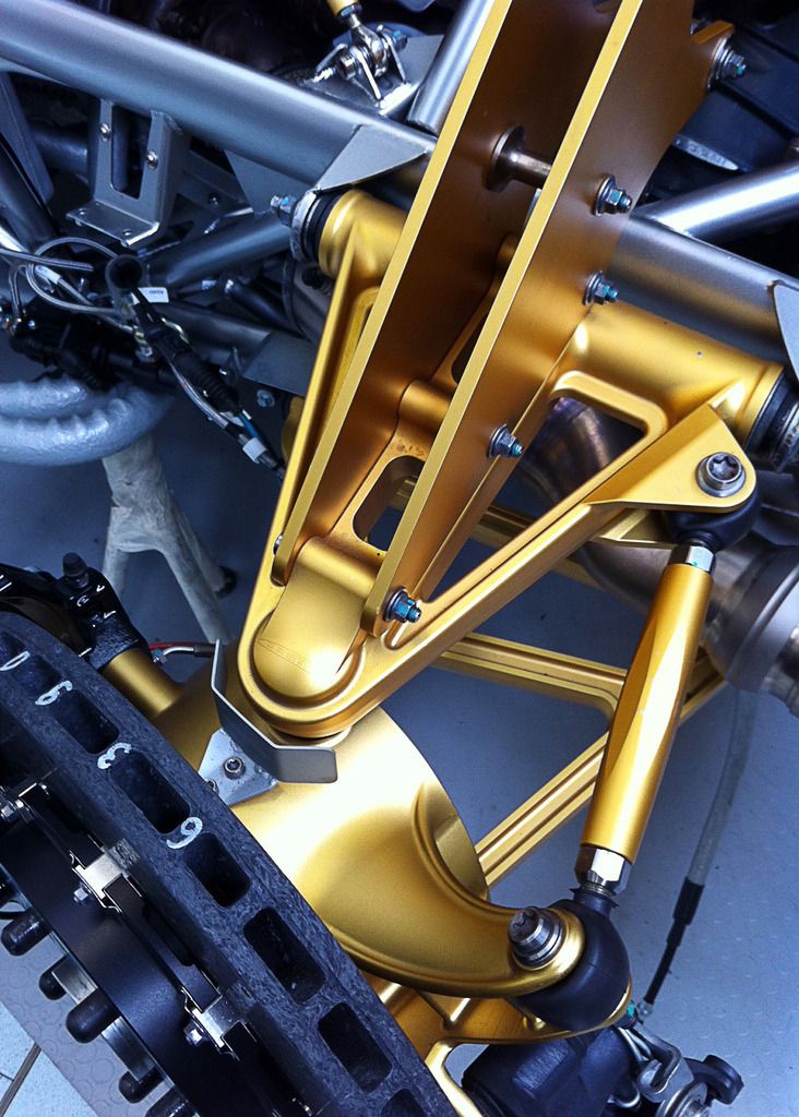 pagani-huayra-rear-suspension-detail.jpg